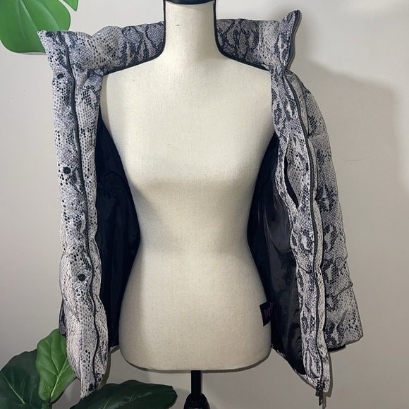 Betsey Johnson Quilted Puffer Jacket in Gray Black Python Snake Print Sz. S - Picture 9 of 13